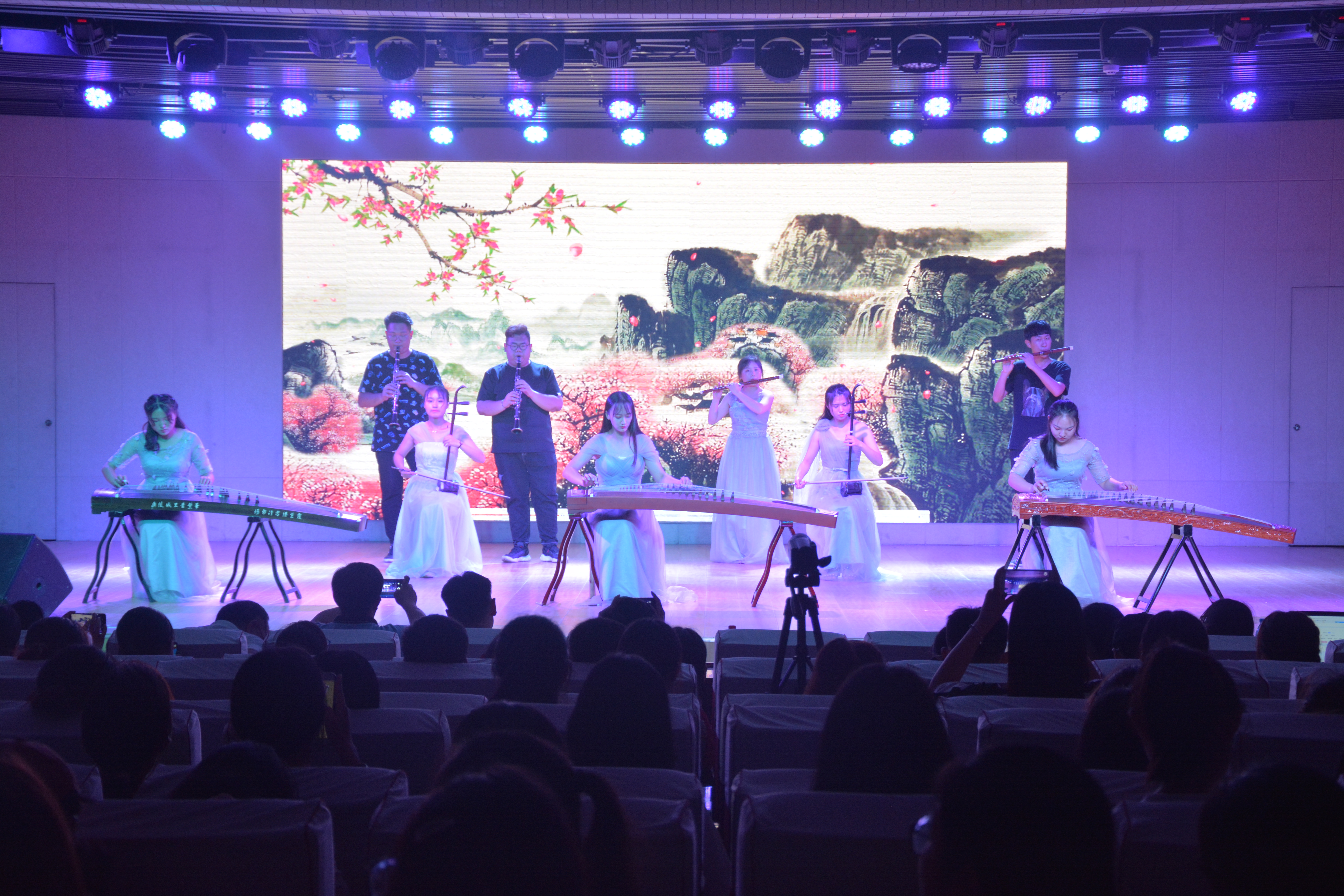 澳门电子pg游戏官网成功举办2019届优秀毕业生颁奖典礼暨欢送毕业生晚会