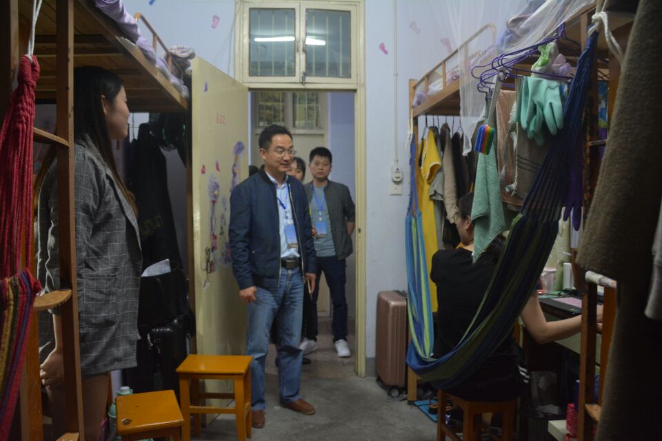 澳门电子pg游戏官网领导老师走访毕业生宿舍