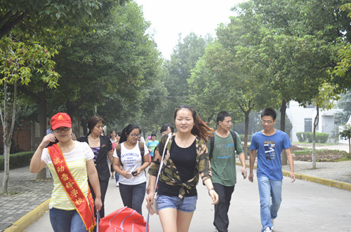 澳门电子pg游戏官网志愿迎新服务展风采