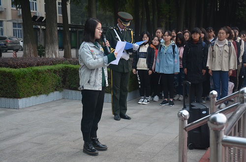 澳门电子pg游戏官网组织学生参加升国旗仪式