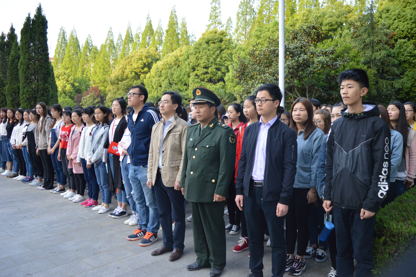 澳门电子pg游戏官网组织学生参加升国旗仪式
