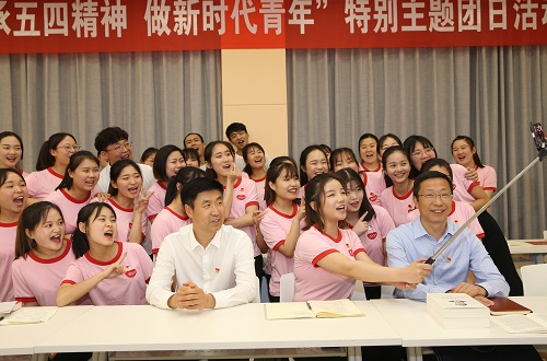 澳门电子pg游戏官网2017级翻译1班团支部举行“传承五四精神 做新时代青年”特别主题团日活动