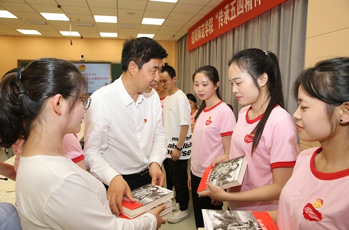澳门电子pg游戏官网2017级翻译1班团支部举行“传承五四精神 做新时代青年”特别主题团日活动