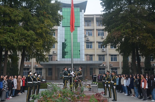 澳门电子pg游戏官网组织学生参加升国旗仪式