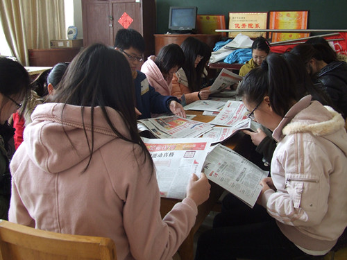 澳门电子pg游戏官网多途径组织学生关注学习“两会”精神