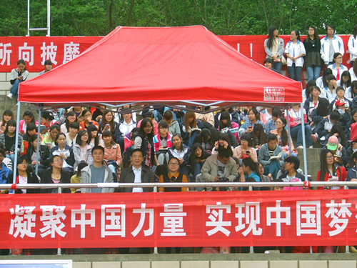 澳门电子pg游戏官网领导老师亲临运动会现场给运动健儿加油助威