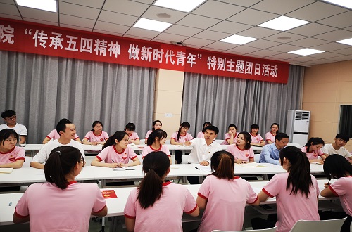 澳门电子pg游戏官网2017级翻译1班团支部举行“传承五四精神 做新时代青年”特别主题团日活动