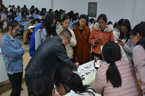 澳门电子pg游戏官网邀请优秀校友为新生作入学教育报告