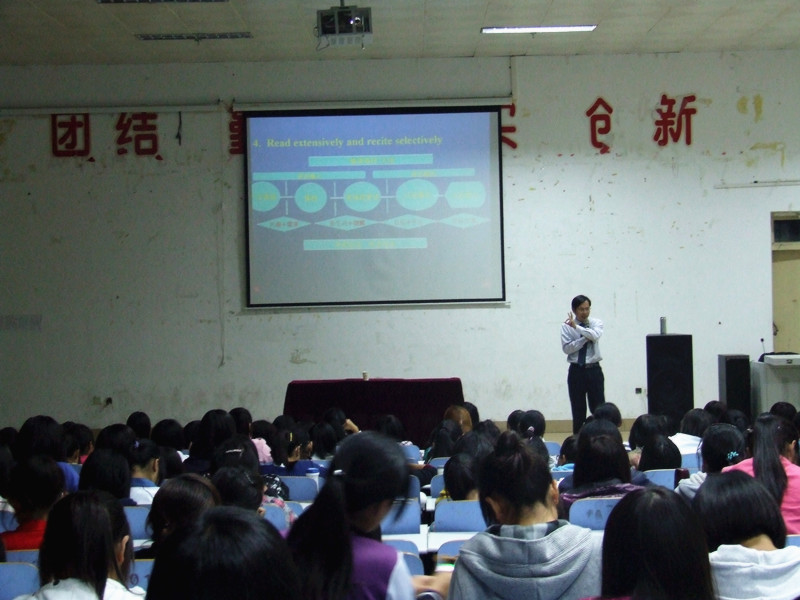 澳门电子pg游戏官网举办新生入学教育第二讲“我的外语梦”