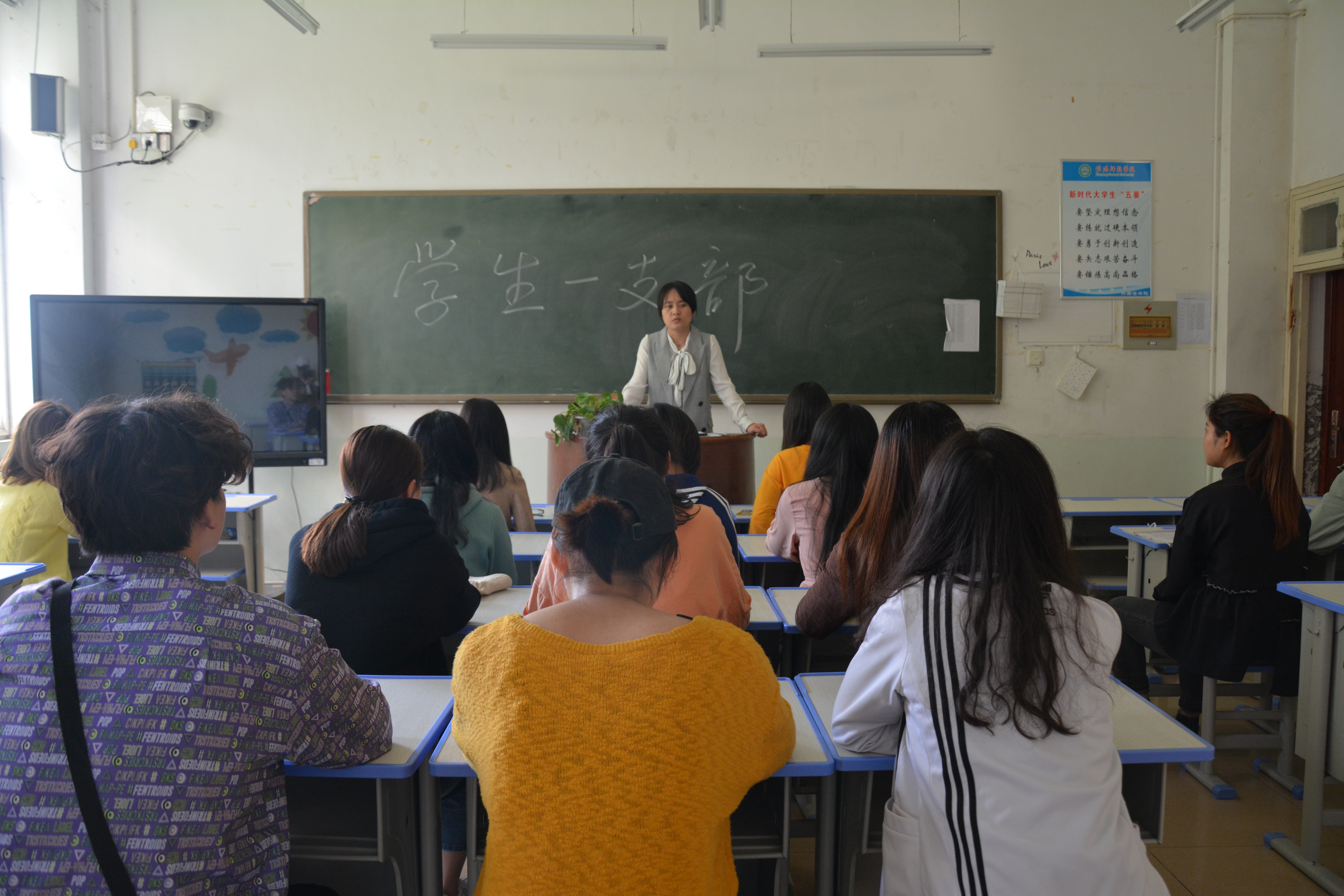澳门电子pg游戏官网各党支部开展“全面从严治党——《坚定不移推进风廉政建设和反腐败斗争》”专题学习活动