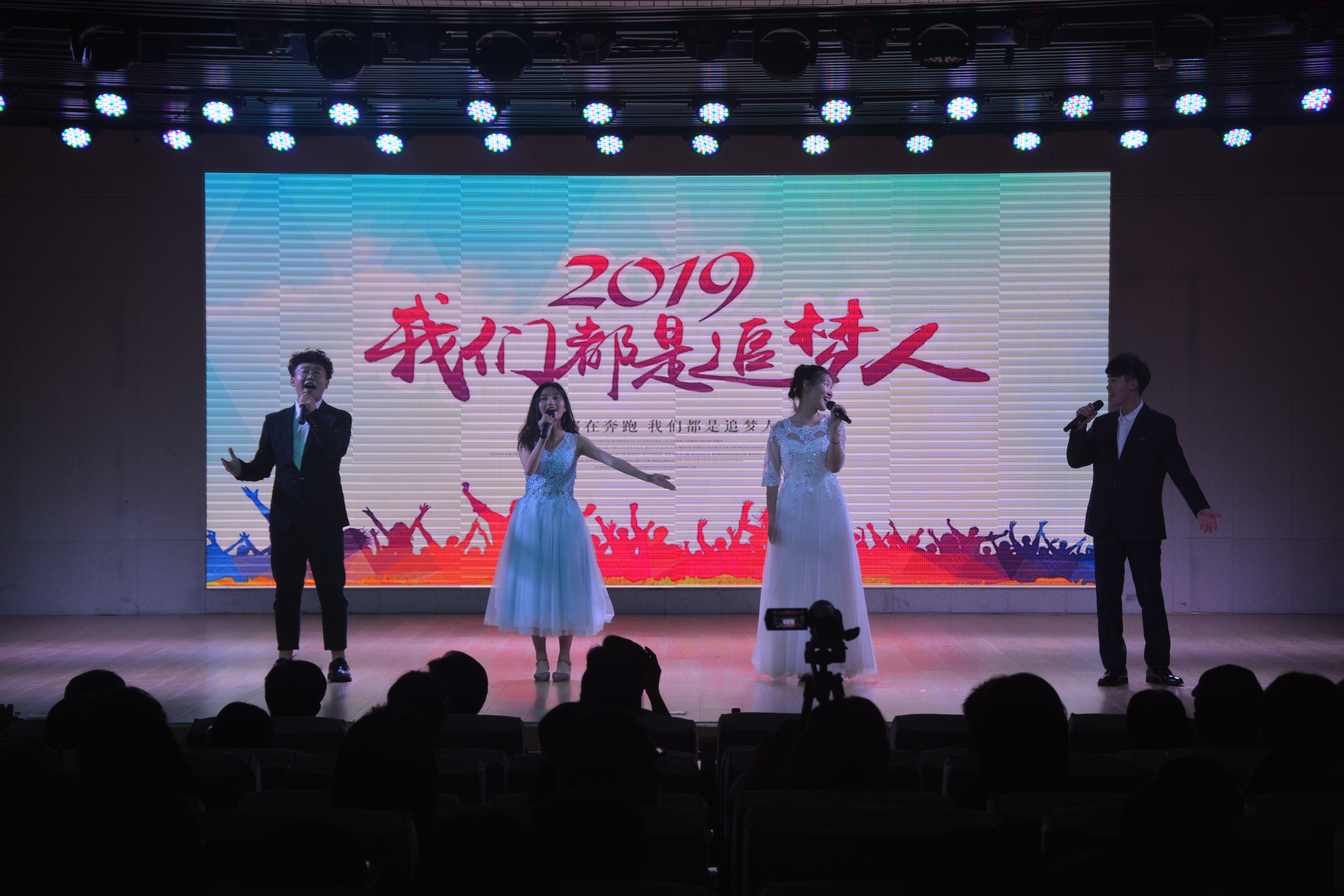 澳门电子pg游戏官网成功举办2019届优秀毕业生颁奖典礼暨欢送毕业生晚会