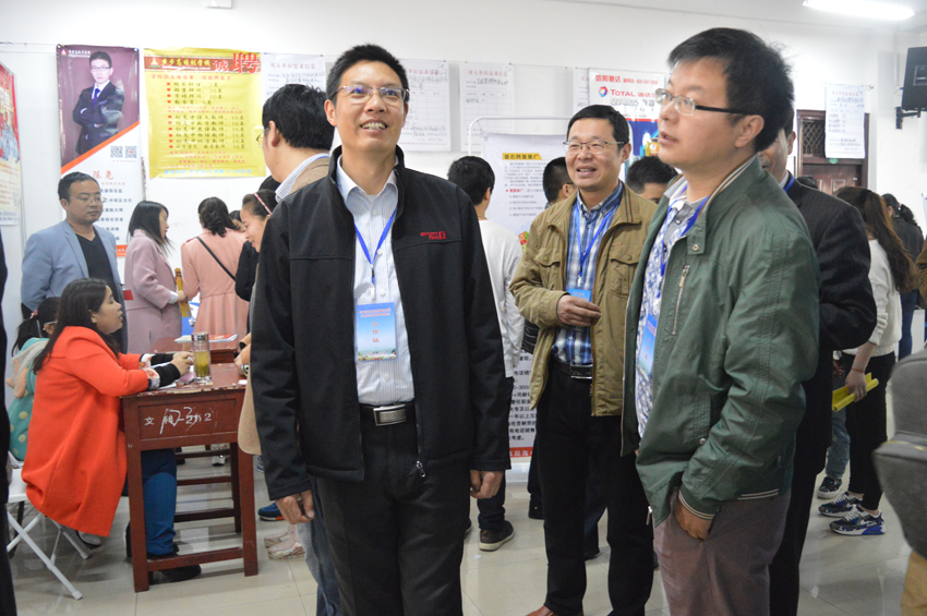 澳门电子pg游戏官网组织毕业学子参与2016届毕业生双选会