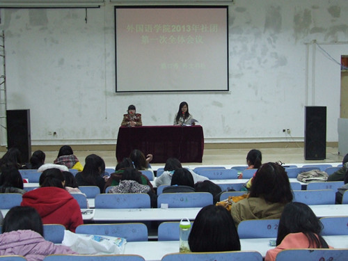 澳门电子pg游戏官网多途径组织学生关注学习“两会”精神