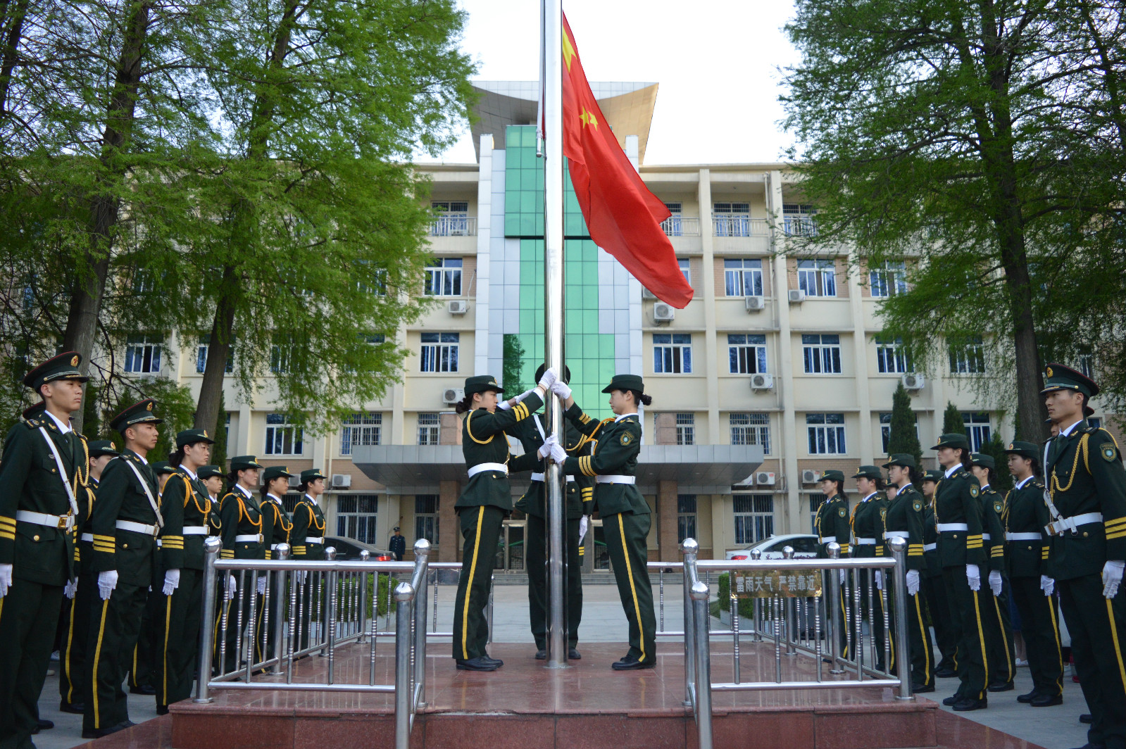 澳门电子pg游戏官网组织学生参加升国旗仪式